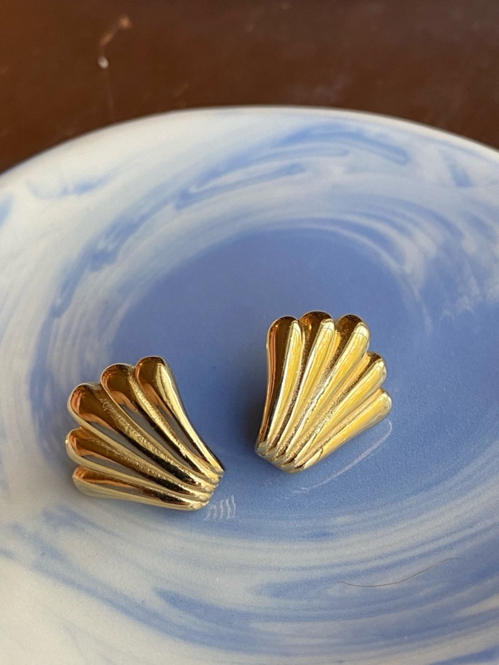 Vintage 80s Mimi Di N Gold Tone Seashell Earrings